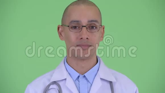 脸上喜光秃顶的多民族医生点头是的视频的预览图