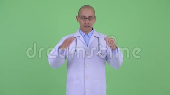 秃头多民族医生头痛视频的预览图