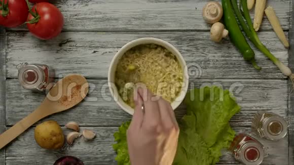 作物厨师混合美味的面条汤视频的预览图