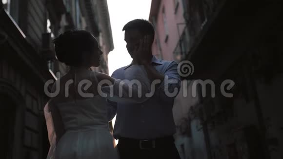 狭窄的街道上有新郎和新娘视频的预览图