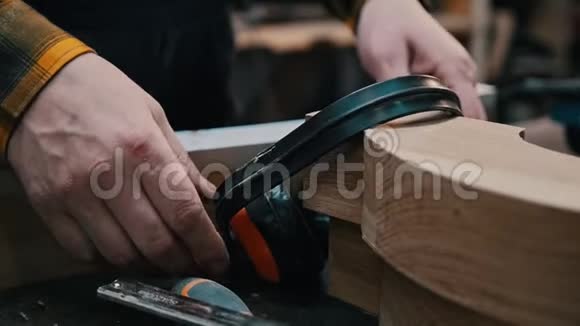 木工行业一名木工戴上隔音耳机视频的预览图