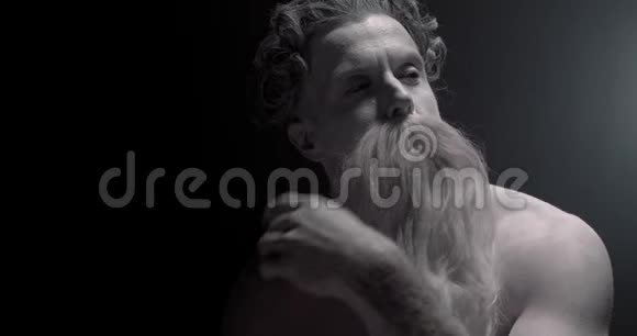 一尊思考的活生生的宙斯雕像抚摸着他的胡子4k视频的预览图