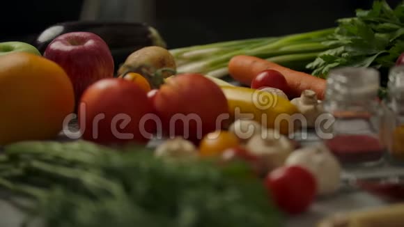 各种香料附近的成熟蔬菜视频的预览图