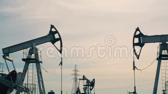 石油开采地点与几个石油井架石油工业石油工业石油部门的概念视频的预览图