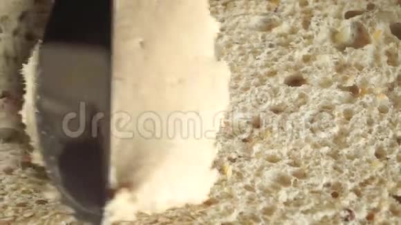 黄油在面包上传播的宏观视频从上面看视频的预览图