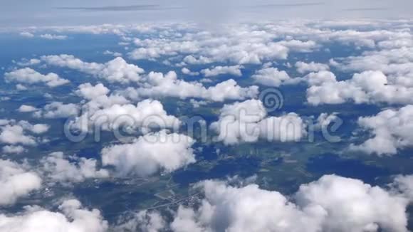 高空螺旋桨飞行窗口的孤立陆地和漂浮云的白天观察视频的预览图