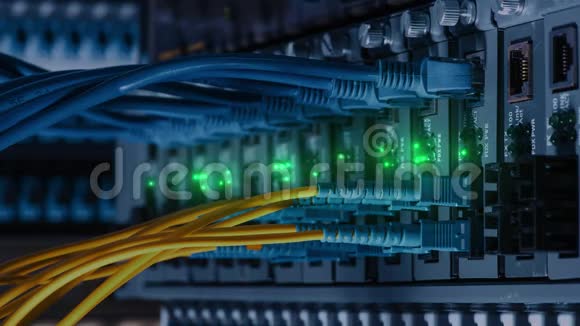关闭服务器机房的光纤网络电缆安装在数据中心的机架上网络以太网电缆视频的预览图