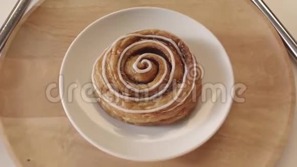 面包店和糕点的概念库存录像在白色盘子上铺上蜂蜜和白釉的美味膨化卷视频的预览图
