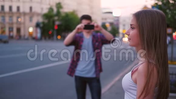 青少年生活方式风向标女街头摄影视频的预览图