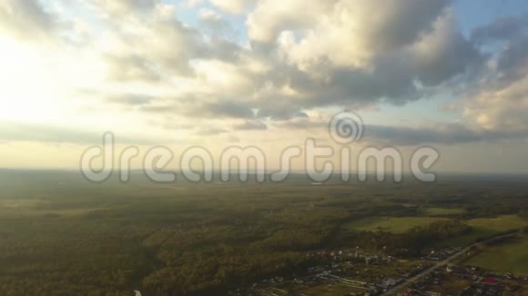 一幅生动的风景全景有村庄田野森林和一片美丽的蓝天有白云视频的预览图