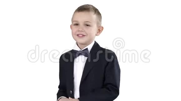穿着正式服装的小男孩在白色背景上说话和微笑视频的预览图