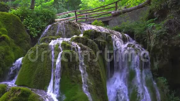 美丽独特的比加尔瀑布在罗马尼亚视频的预览图