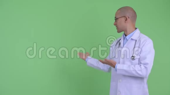快乐秃顶多民族男医生仰起大拇指视频的预览图