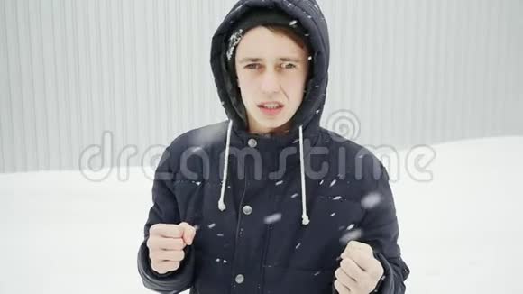 愤怒的家伙在一场战斗后尖叫紧握拳头在雪下眼睛受伤视频的预览图