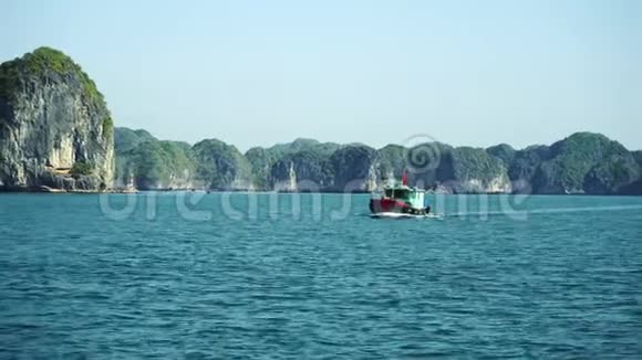 从船上游览的哈龙湾景观视频的预览图