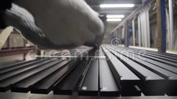 企业铝阳极氧化后的有色铝型材金属加工视频的预览图
