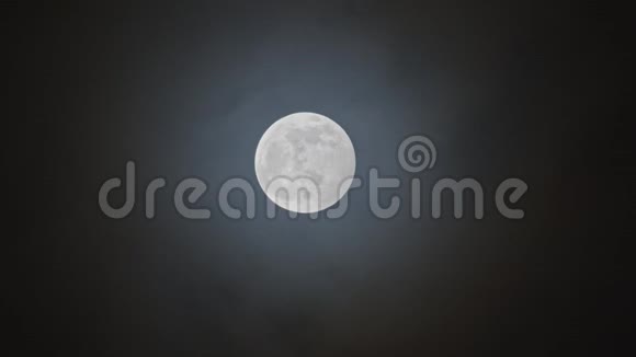 满月对多云的夜空视频的预览图