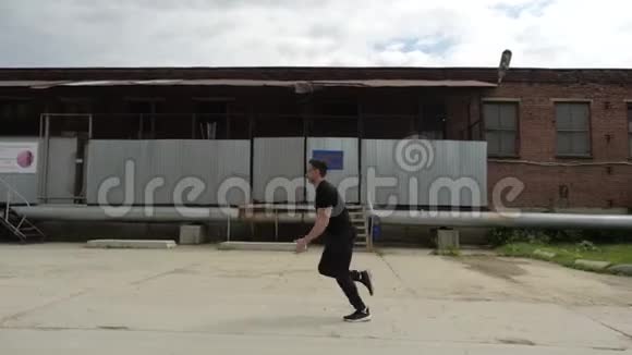 一个穿黑色紧身t恤的健美运动员弹跳视频的预览图
