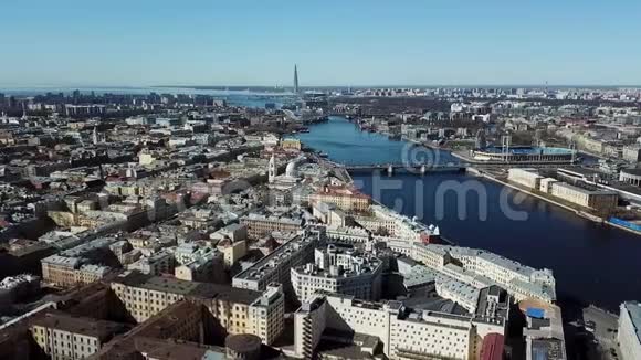 圣彼得堡的空中全景摩天大楼拉克塔中心和远处的新体育场俄罗斯股票视频的预览图