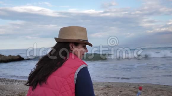 女人坐在海边的沙滩上吃西瓜视频的预览图