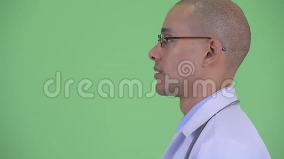 近距离观看快乐秃顶的多民族医生解释视频的预览图
