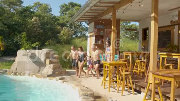 在厄瓜多尔亚马逊的一个小屋里游客们跳进游泳池视频的预览图
