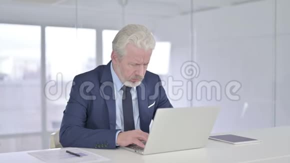 生病的中年商人在手提电脑和咳嗽视频的预览图