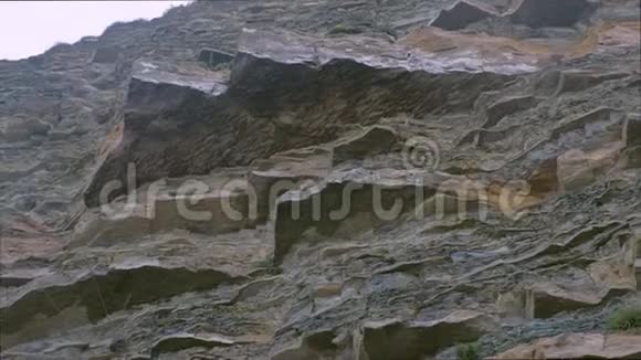 雨天巨大岩石悬崖山纹理近景视频的预览图