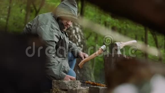 休闲旅游厨师美味烧烤食品在热烧烤户外朋友聚会视频的预览图