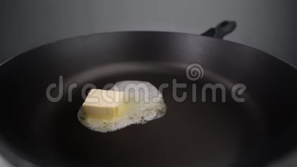 黄油在热锅上缓慢地融化准备烤制热烤架用牛奶制品烹饪全套视频的预览图
