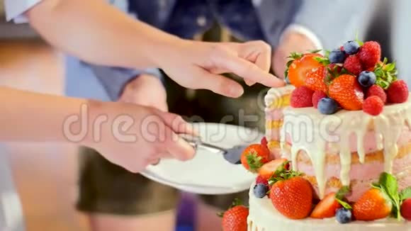 新婚快乐切蛋糕视频的预览图