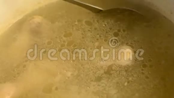 很多鸡腿在锅里沸腾视频的预览图