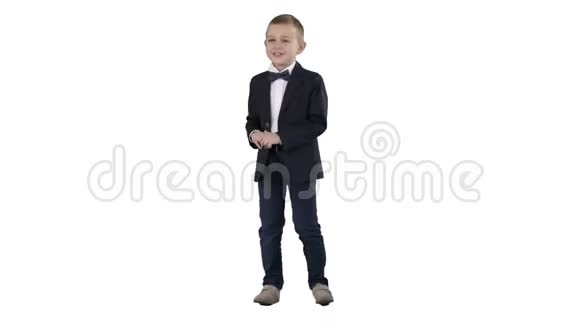 穿着正式服装的小男孩在白色背景上说话和微笑视频的预览图