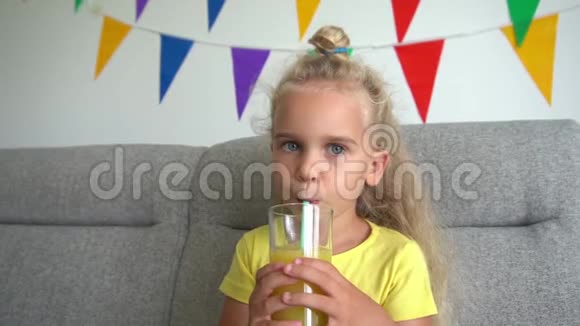 金发女孩用棍子从杯子里喝水关节慢动作特写视频的预览图