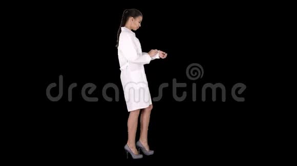 年轻女药剂师穿着白色长袍统一走路阿尔法频道视频的预览图