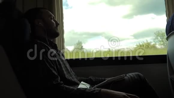 坐火车听音乐的帅哥视频的预览图