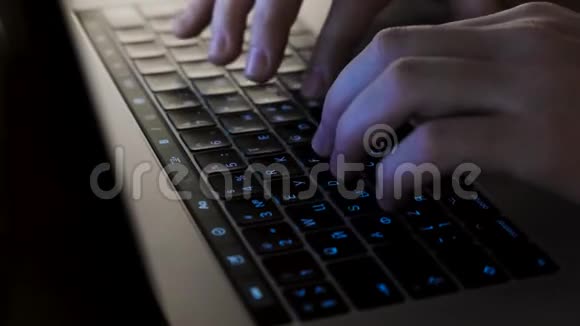 男人的手在键盘上打字特写概念晚上男人用手在键盘上输入文字视频的预览图