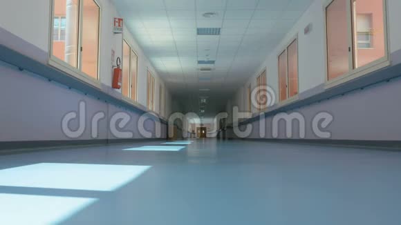 一位医生沿着医院走廊走视频的预览图