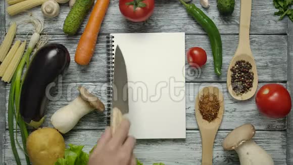 无脸厨师带刀阅读食谱很容易把你的简历放在白纸上视频的预览图