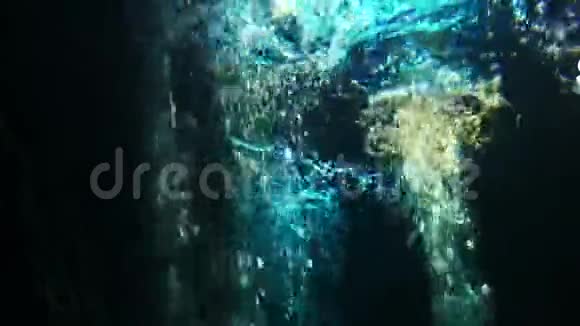 气泡上升到表面水下气泡视频的预览图
