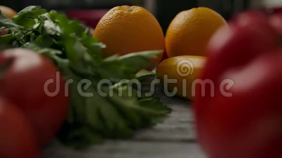 餐桌上水果和蔬菜中的草药视频的预览图