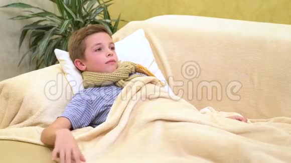生病的孩子躺在床上视频的预览图