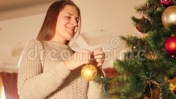 4k特写视频快乐微笑的年轻女子在客厅用装饰圣诞树视频的预览图