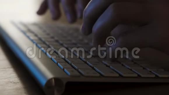 男人的手在键盘上打字特写概念晚上男人用手在键盘上输入文字视频的预览图