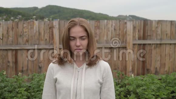 花园里悲伤的女人视频的预览图