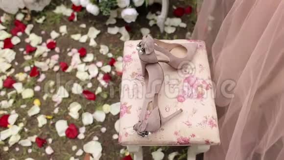 贴身的粉红色结婚鞋为新娘在奥斯曼与花视频的预览图