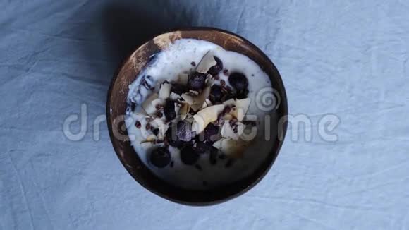 椰子酸奶含辣椒籽椰子片可可和冷冻蓝莓视频的预览图