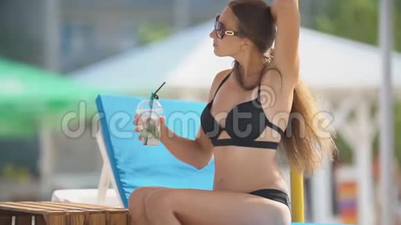 女人喝鸡尾酒视频的预览图