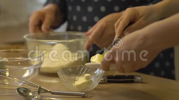 女性的手切黄油视频的预览图