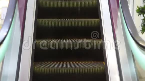 公共区域的楼梯和自动扶梯视频的预览图